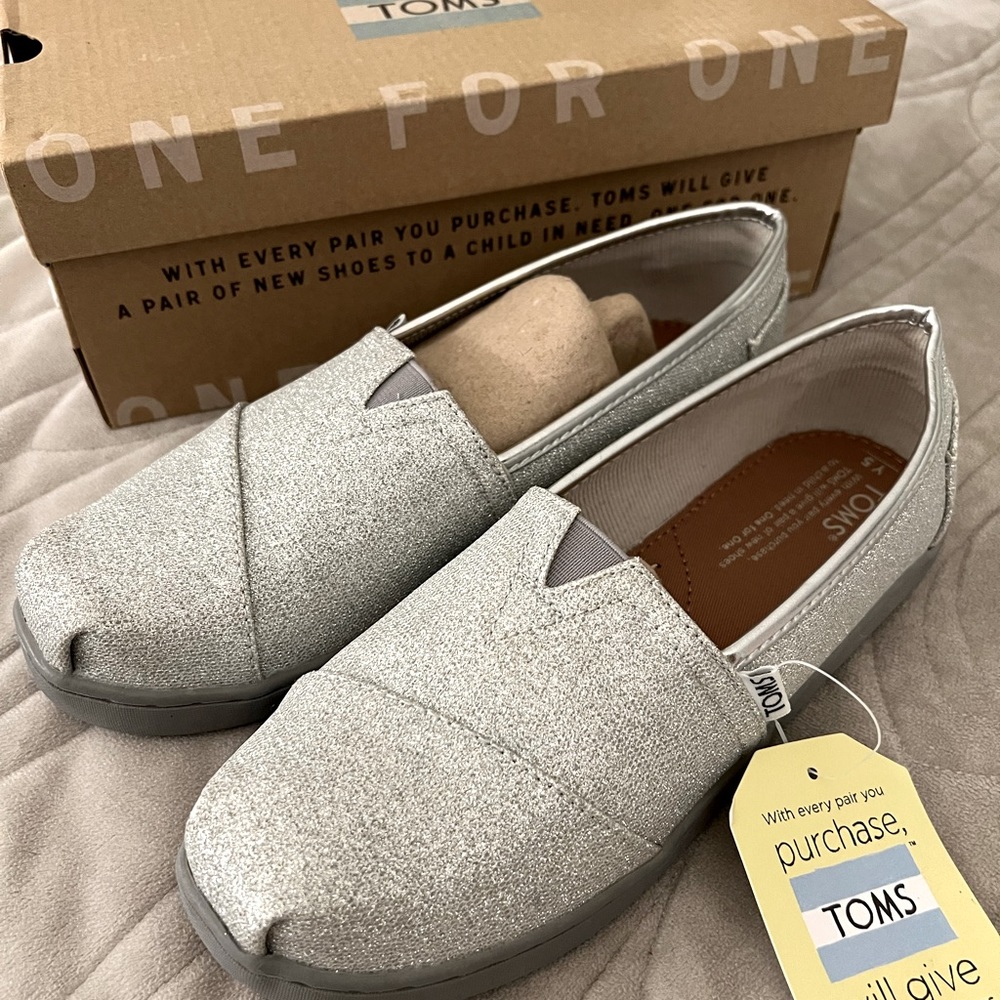 NIB TOMS Classic Silver Glimmer Shoes